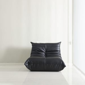 gambar kursi lantai minimalis kulit sintetis, posisi depan, warna netral