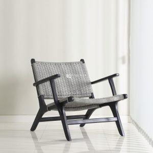 kursi anyaman kayu minimalis, tampilan depan memperlihatkan desain yang ergonomis